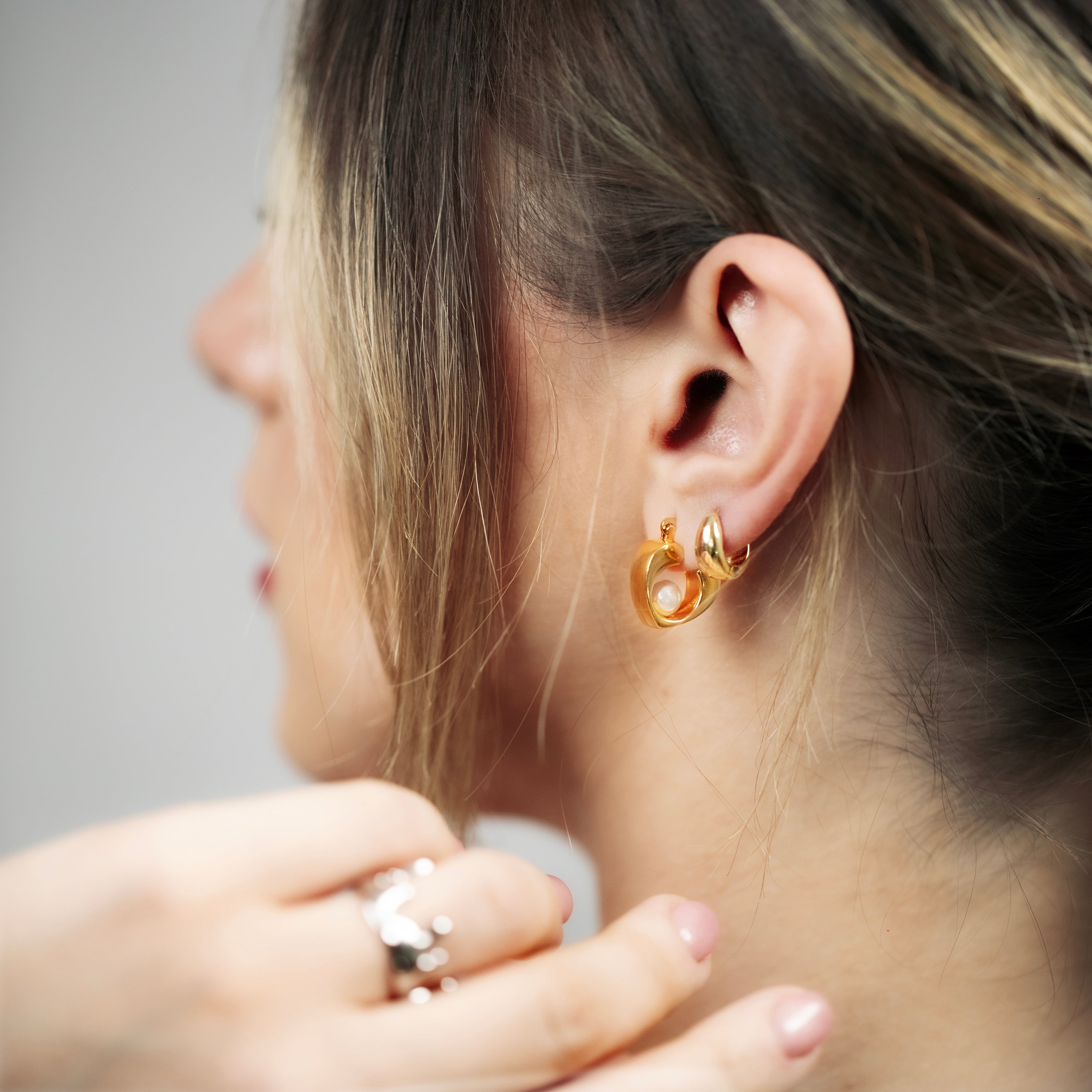 Elva Pearl Hoop Earrings