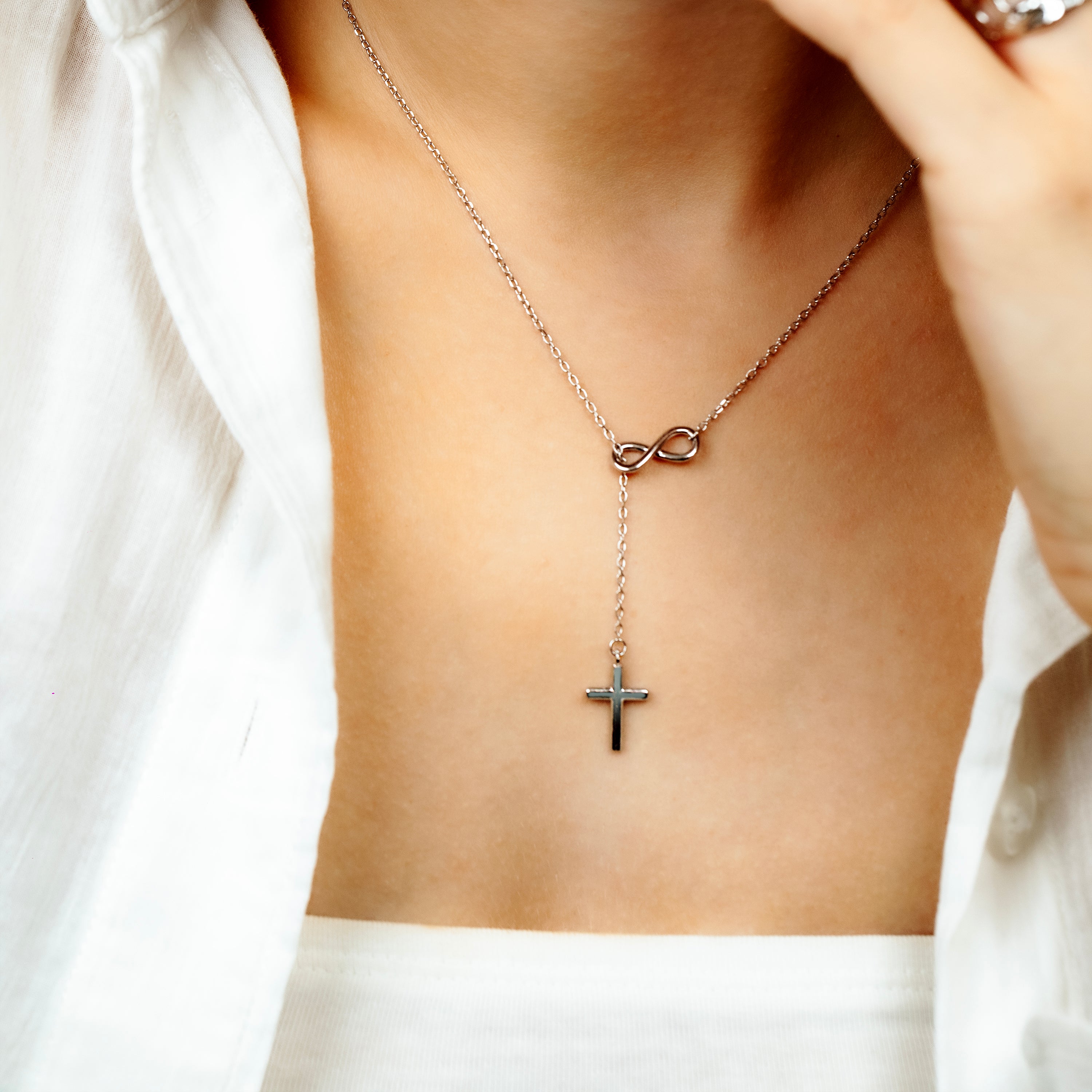 Collier pendentif Evelisse avec infini et croix